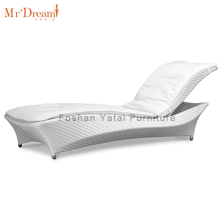 Wholesale modern rattan wicker swimming pool rattan outdoor chaise lounge chair set for patio and villa