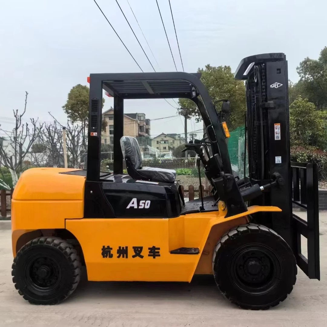 Используется 5-тонный вилочный погрузчик Hangzhou A50 с 3-ступенчатой номинальной грузоподъемностью Многофункциональный