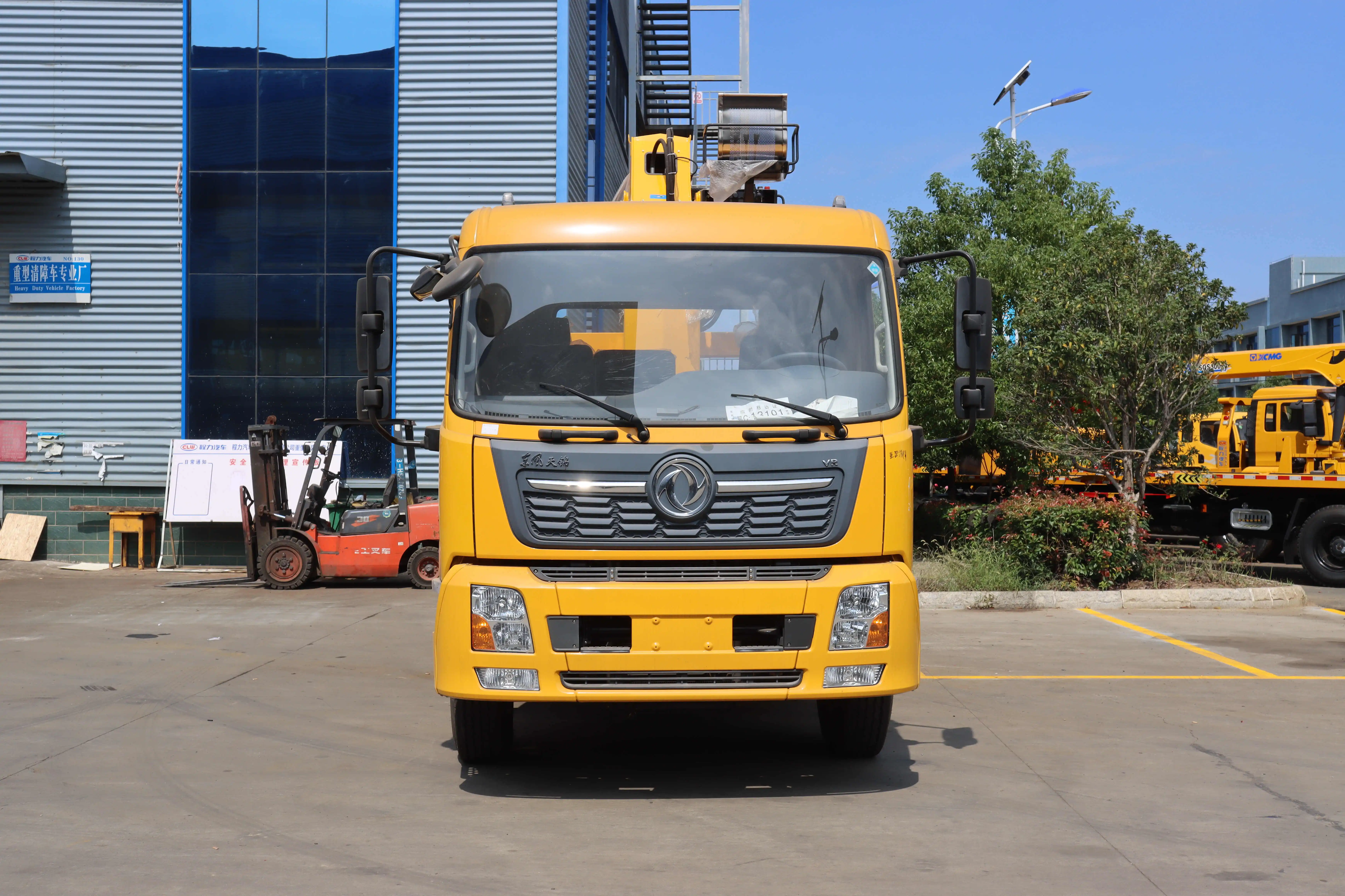 Dongfeng 8 Ton Flatbed Tray Tow Truckb 4x2 Under Wheel Lift Wrecker With Crane Price