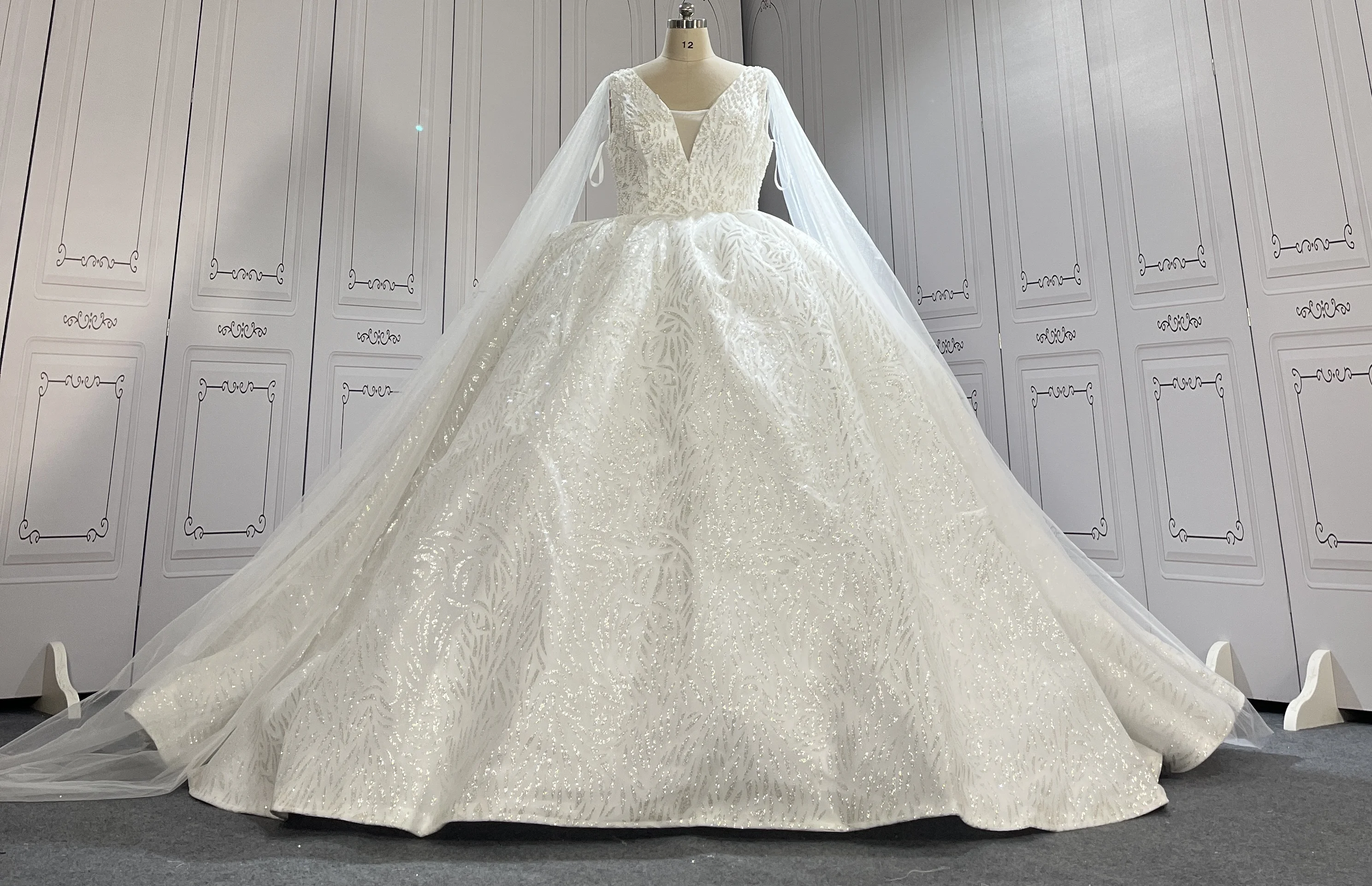 White Polyester High Quality Victorian Stylish Lace V-Neck Vintage Ball Gown Wedding Dress For Women