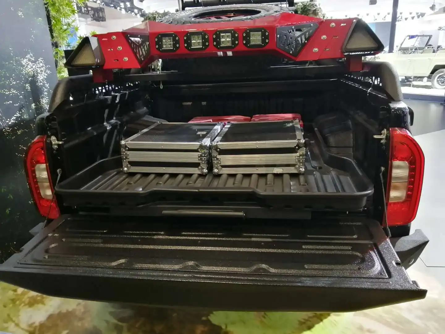 
Slide tray for truck bed liner 