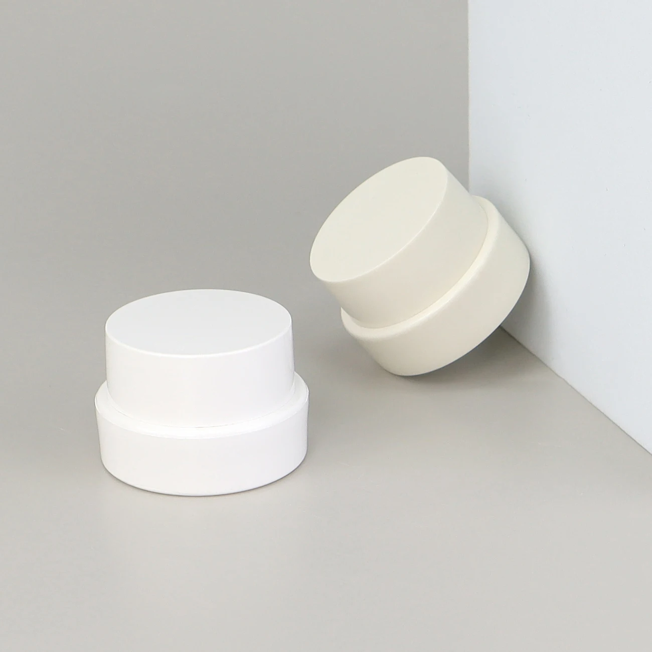Wholesale 5ml white PP plastic cream jar UV gel jar nail polish container Body Lotion jar for skincare cream sample