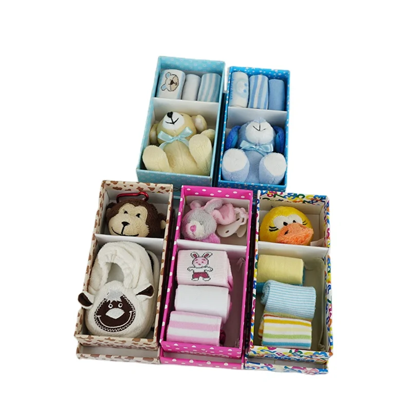 Top China Warm Soft Custom Organic Cotton Newborn Socks Set with Toy Key Ring Pacifier Clip for Baby