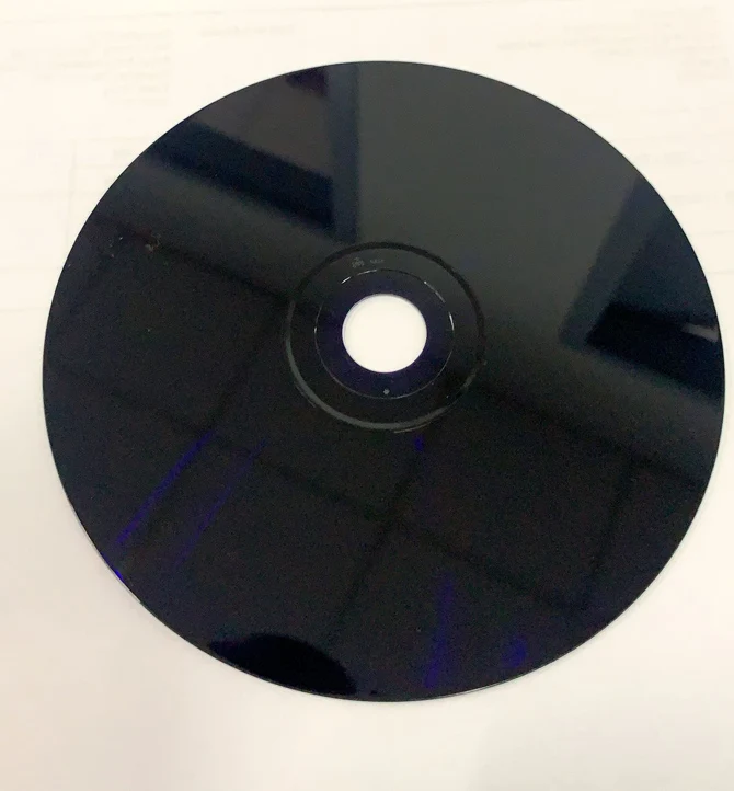 Виниловый CD-диск диаметром 12 см в виде CD-диска с загрузкой данных качестве виниловой записи (LP) и черного цвета