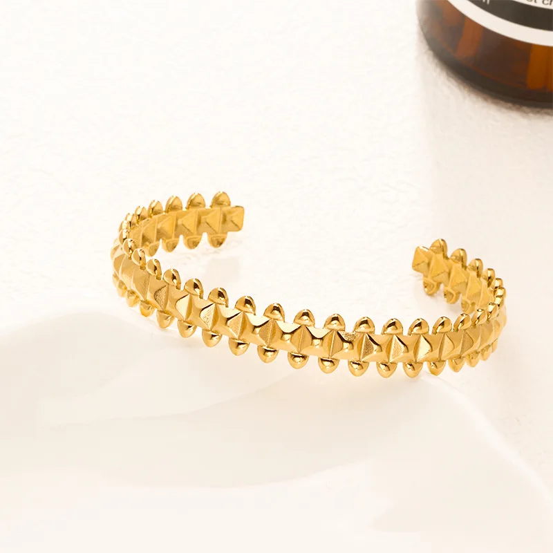Ouj  New Design Spike 316L Stainless Steel Open Men Rivet Square Bracelet 18K Gold PVD Plated Cuff Titanium Bracelet for Women