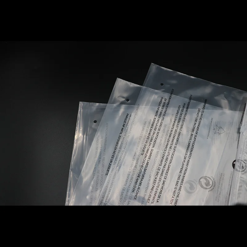 Пластиковая сумка на молнии для одежды