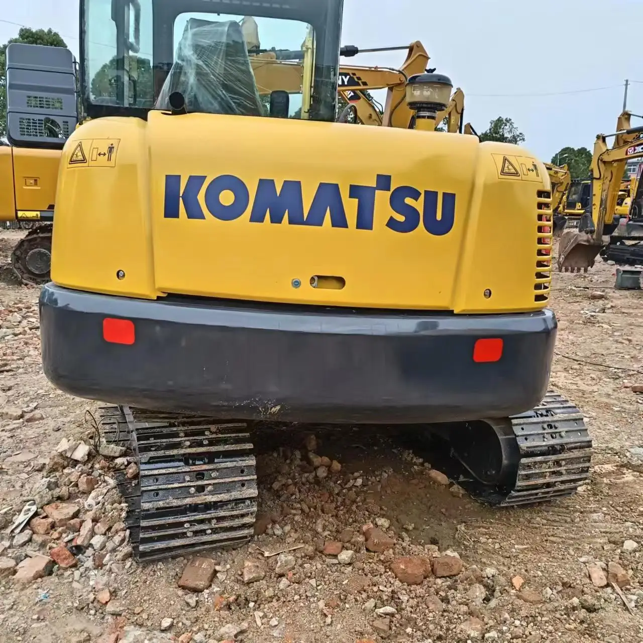Komatsu 56 находится в хорошем состоянии 5 6 тонны подерженного дешевы а оригинальная краска надежна