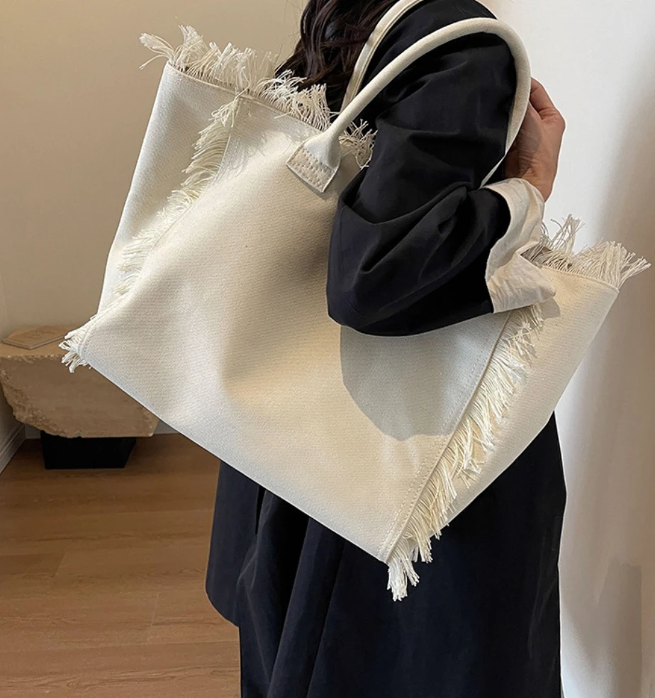2025 Wholesale Large Capacity Canvas Tassel Tote Bags Travel Printed Beach Bag Women Letter Handbags with Top Handle Fringe