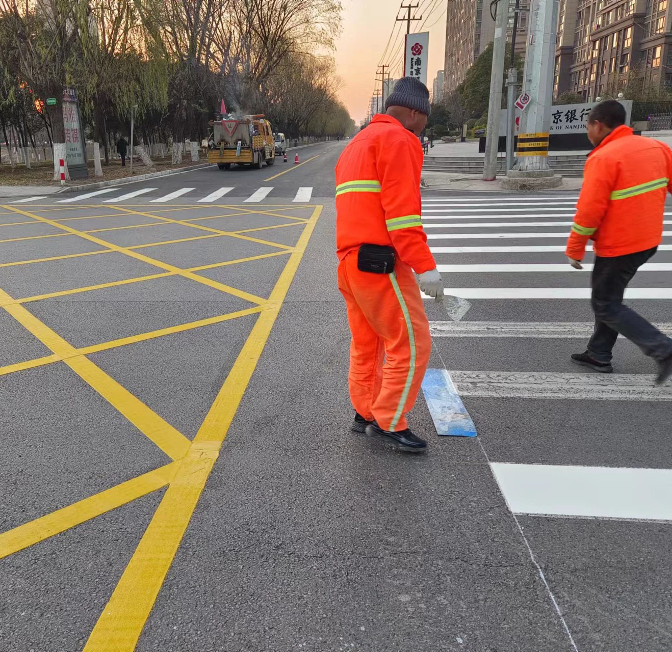 BS3262 EN1871 Covex Oscillating Reflective White And Yellow Thermoplastic Road Marking Powder Paints