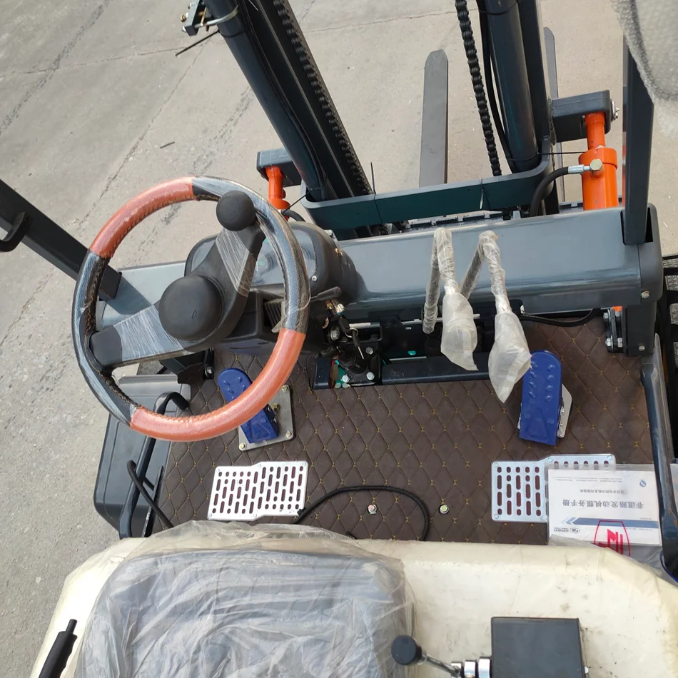 The brand-new four-wheel drive diesel forklift truck is suitable for off-road use in rough terrain.