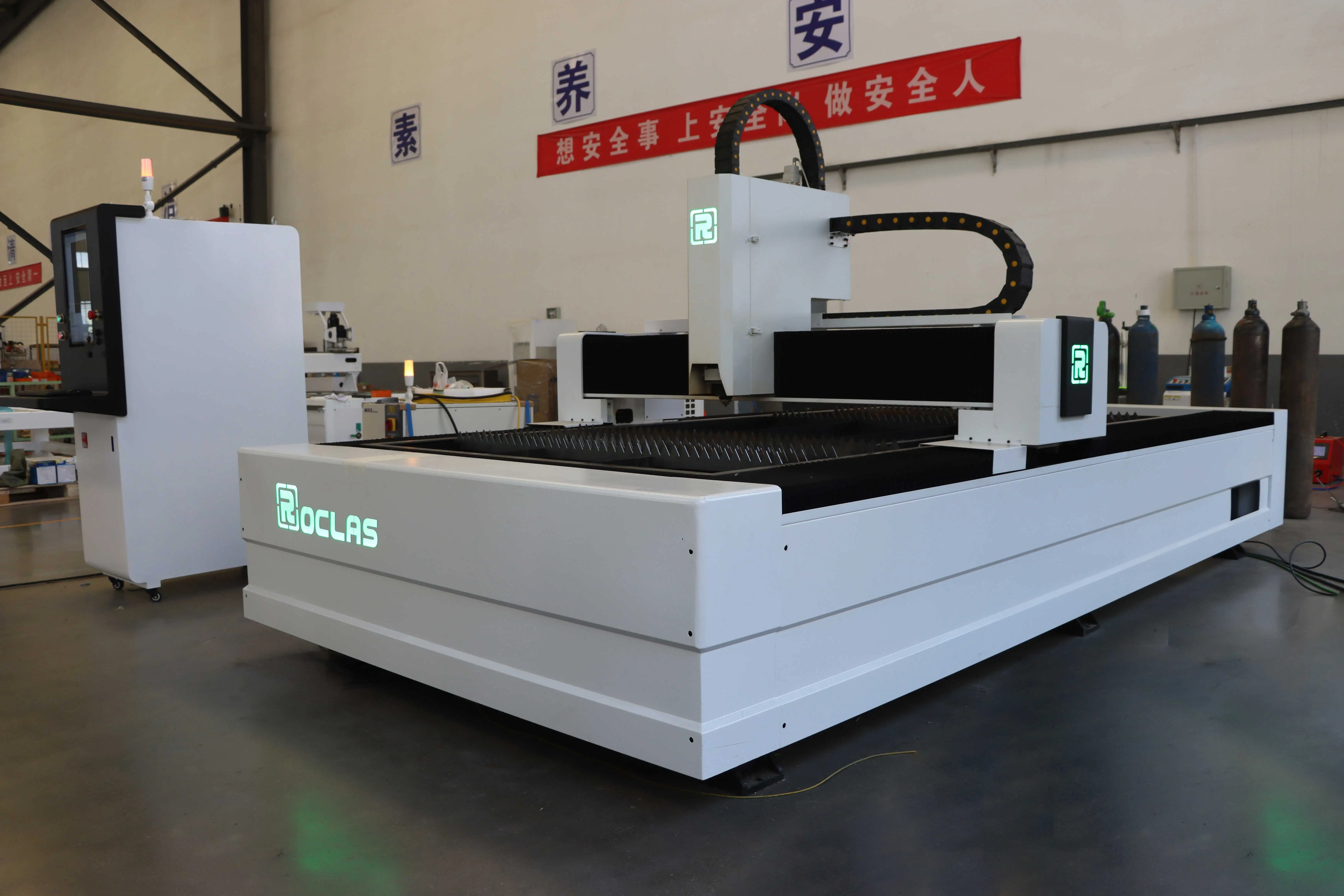 Roclas Laser 3000 x 1500mm Fiber  Laser Cutting Machine  Metal Cutting Machine in Jinan Fiber Laser Cutting Machine 3000w 6000W