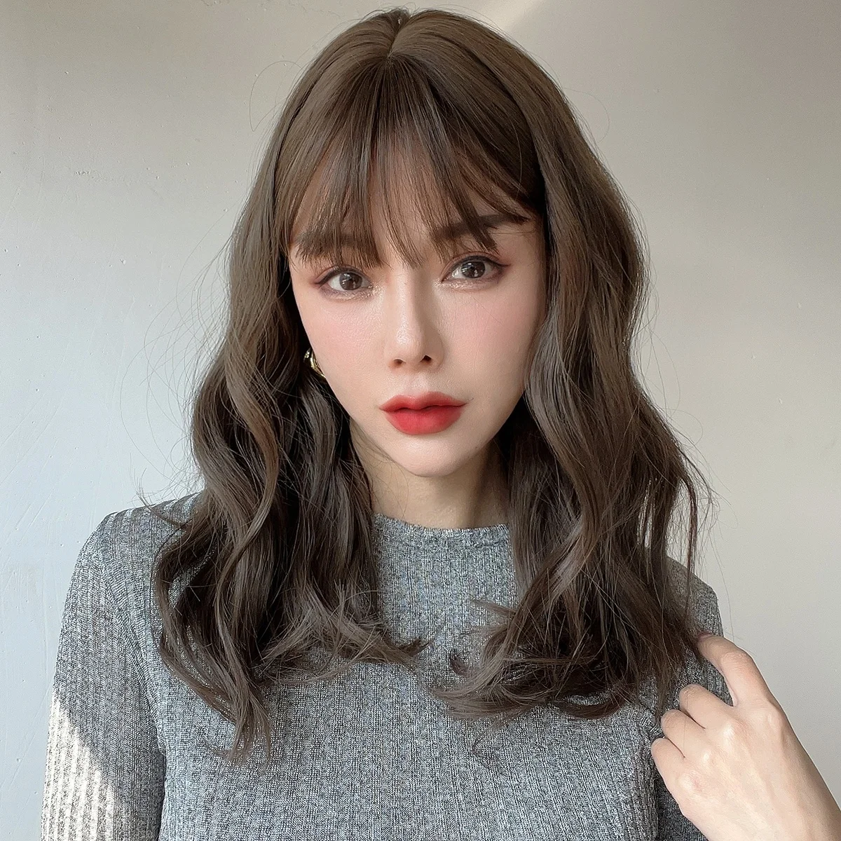 Hot selling Korean Style Fashionable Wig Black Tea Color Wave Curly Hair Bang Wigs For White Women