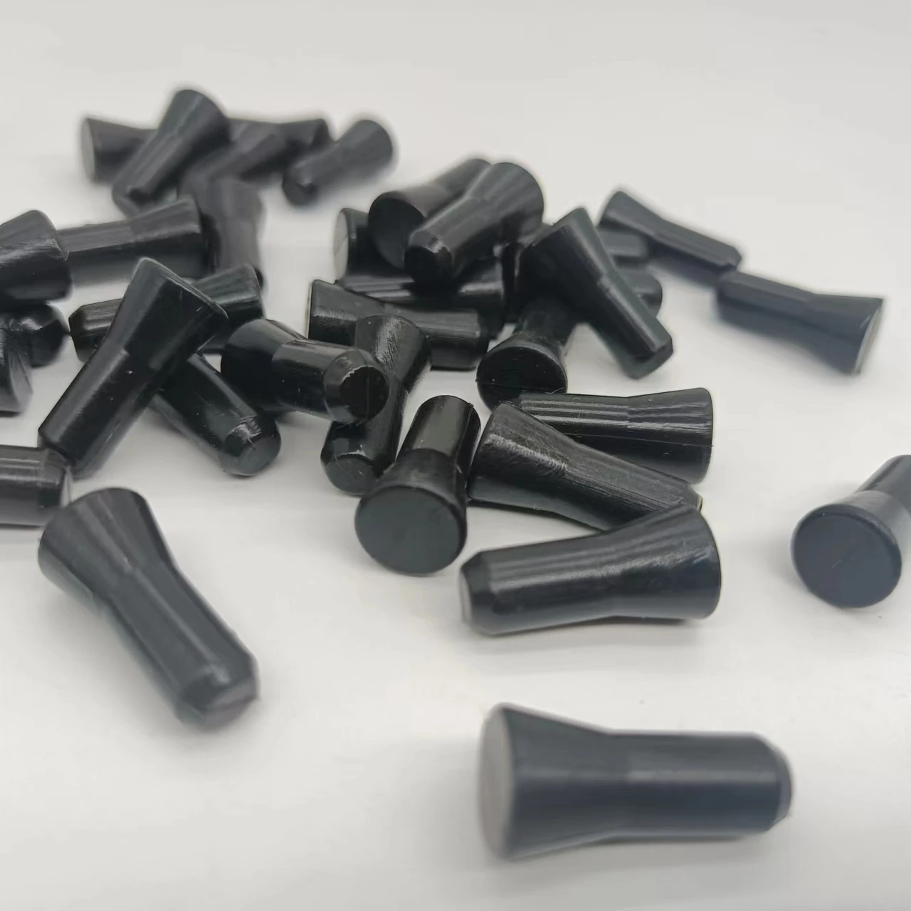 Rubber plugs, rubber products, rubber protective plugs