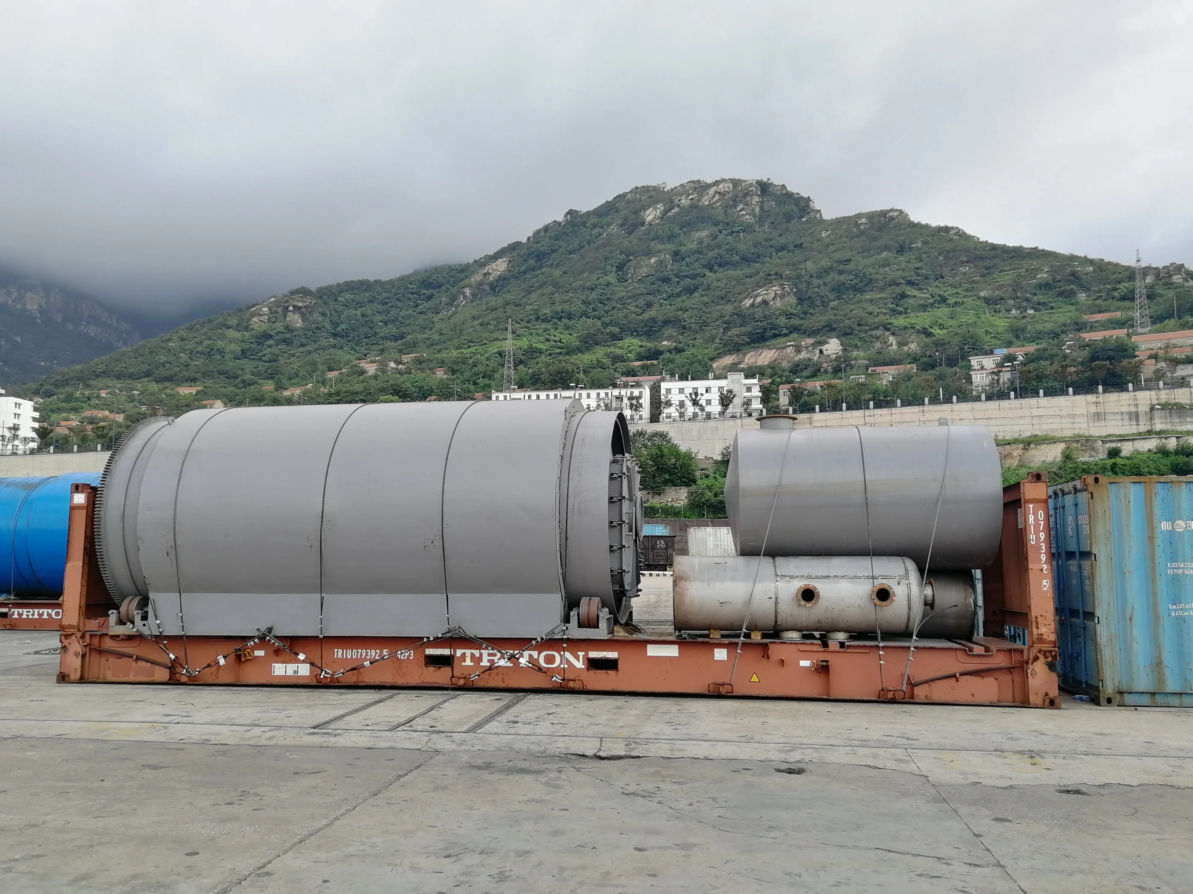 pyrolysis plant waste tyre to fuel oil carbon black pyrolysis machine with installation