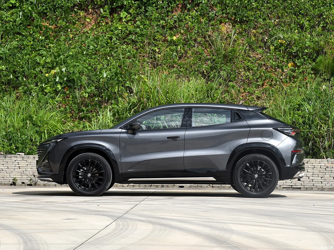 Ограниченный популярный бензиновый внедорожник Changan UNI-T 1 5 т 188 л.с. L4 2023 второго поколения подержанных автомобилей оптом
