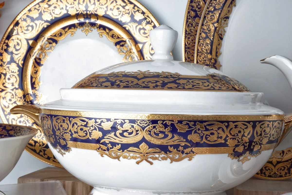 Posuda новый Костяной фарфор 50 шт. тисненый Золотой роскошный тарелка обеденный набор костяного фарфора русская посуда