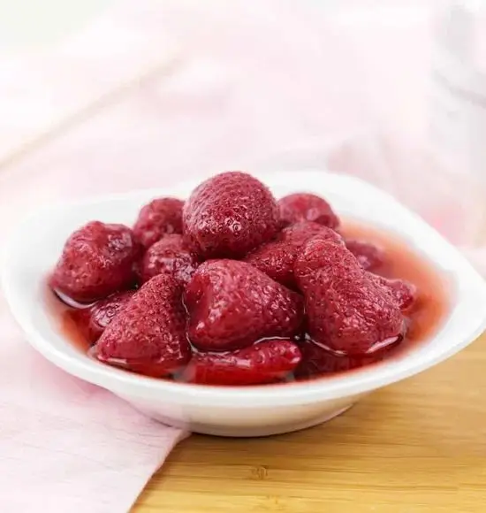 Fresh Taste Natural Product oem brand heavy syrup fruit Canned Strawberry in Glass Jar 580g tin