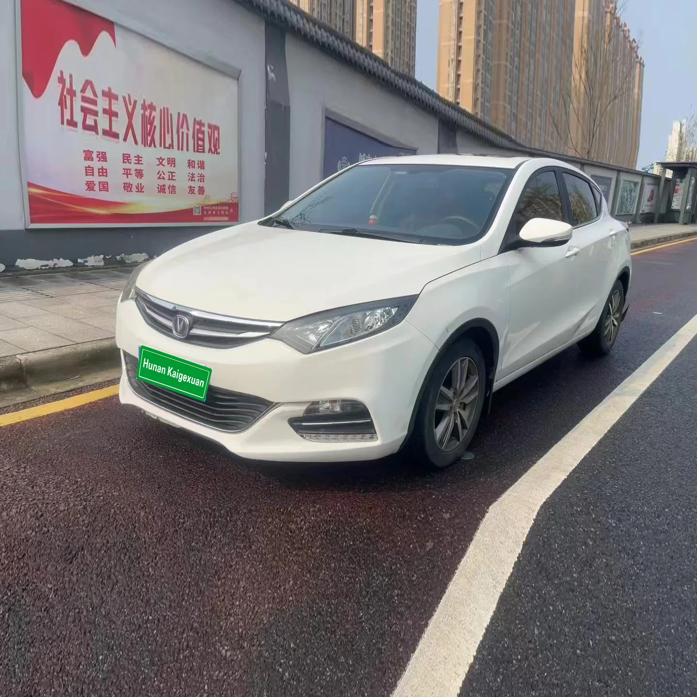 Оптовая продажа подержанных автомобилей для продажи Changan Yidong xt 1.6L автоматическая коробка передач проезд 80000 километров