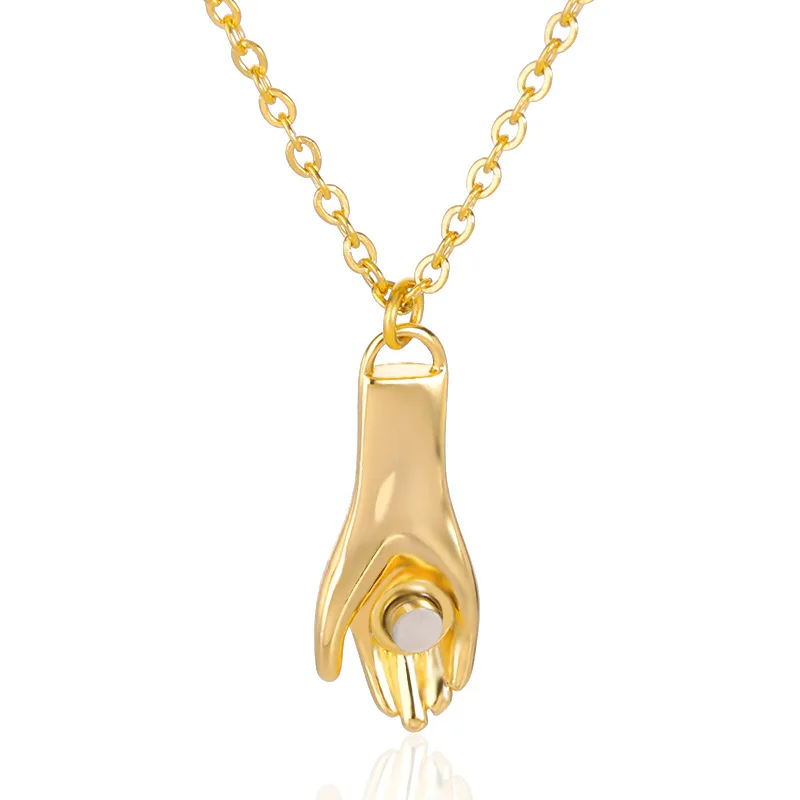 Magnet phase of necklace of lovers hand in hand attracts simple pendant of clavicle chain of a pair of men and women