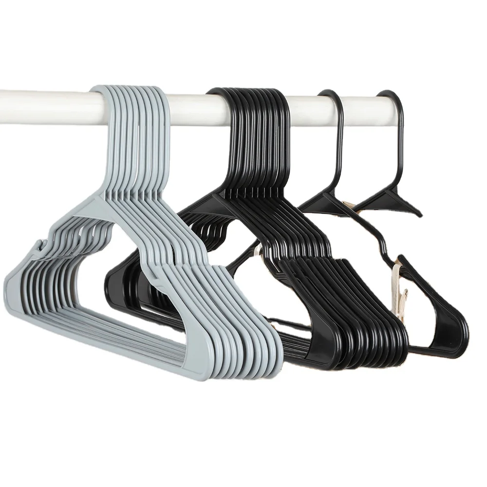 Оптовая продажа прочные тонкие Экономичные недорогие вешалки стандартная черная пластиковая вешалка с плечевыми канавками