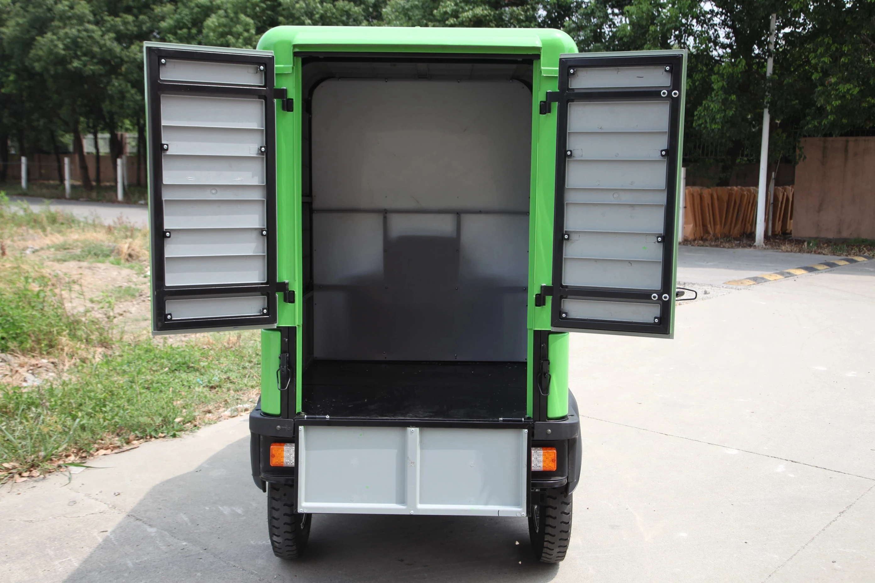 Large Cargo Compartment with EEC Certification Electric Mini Truck