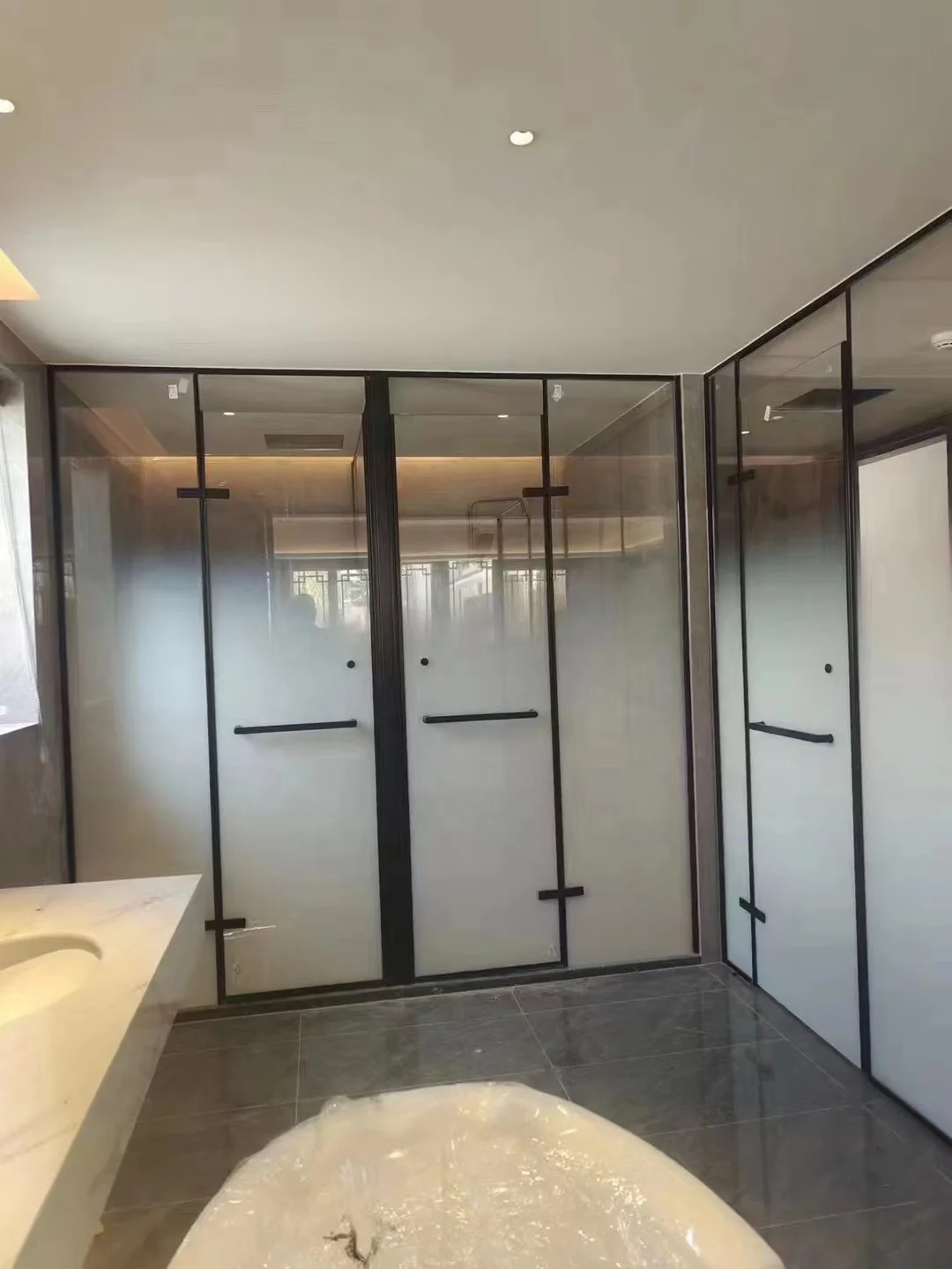 Gradient art glass partition with colored craft curved steel ultra-white laminated hotel bathroom glass.