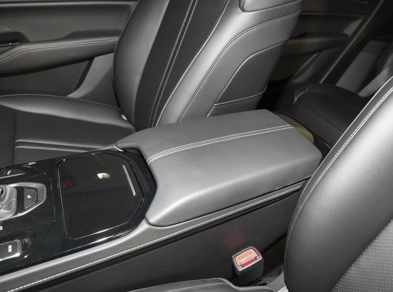 blue white colour, inside is blackfull top luxury version 2023 year new wuling victory car