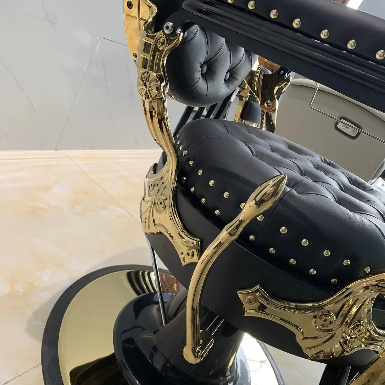 wholesale modern luxury rivet accessories golden metal high class hydraulic salon furniture barber chair