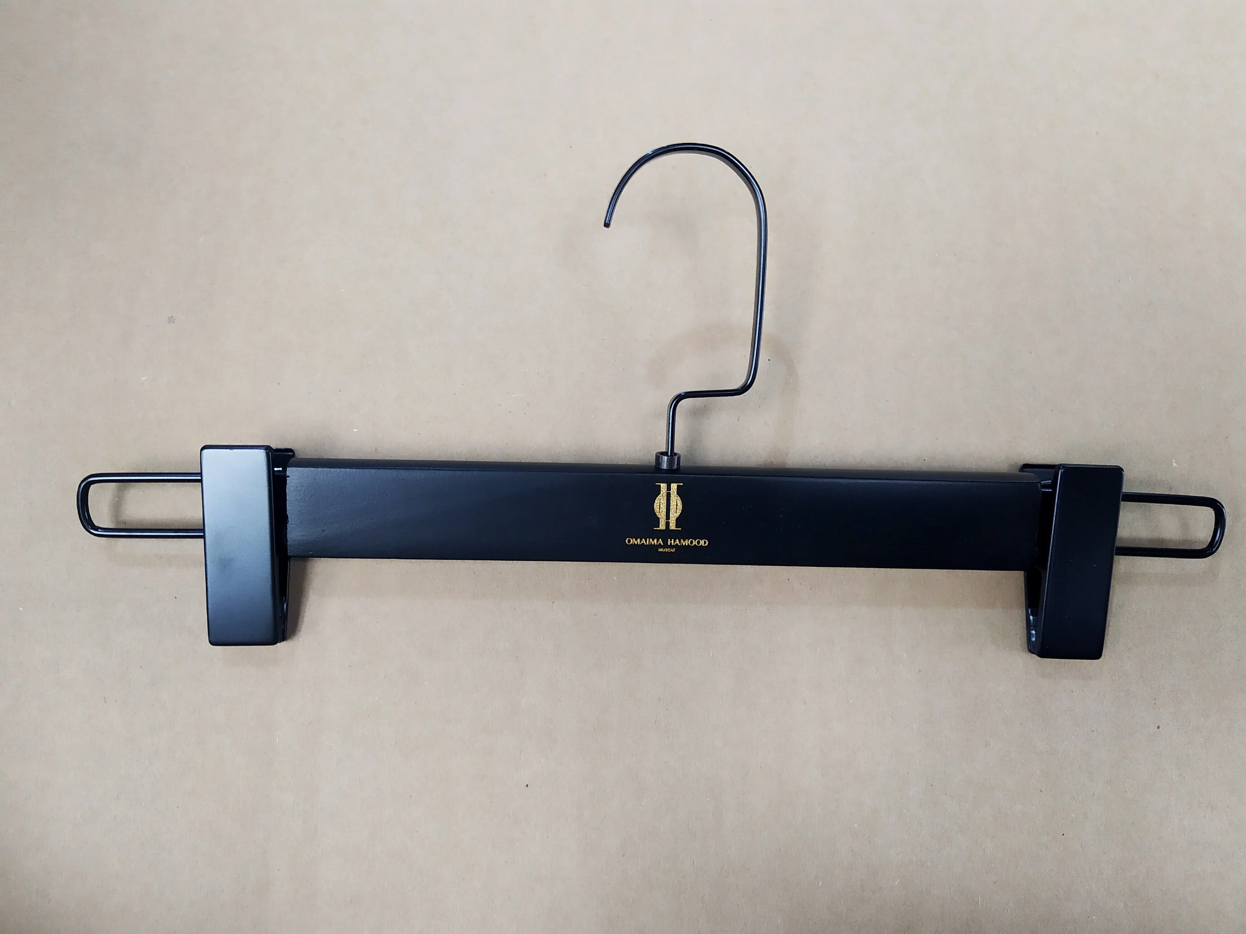 A large number of brands customize the production of logo black solid wood clothing pants rack with hanging clip skirt hanger