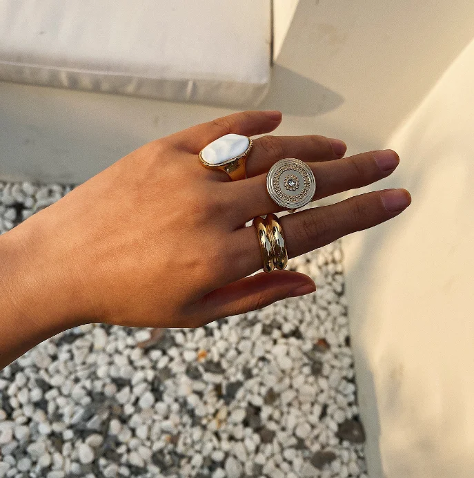 
XG1172 Retro geometric round micro-set diamond ring simple shaped pearl metal set ring 