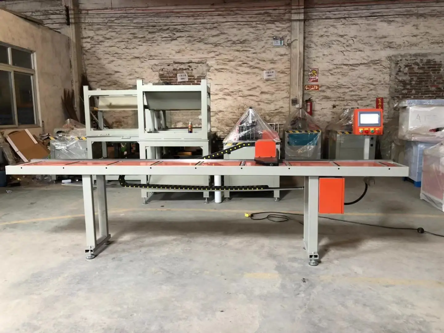 
UPVC aluminum door and window frame 45 and 90 angle Automatic cut machine 