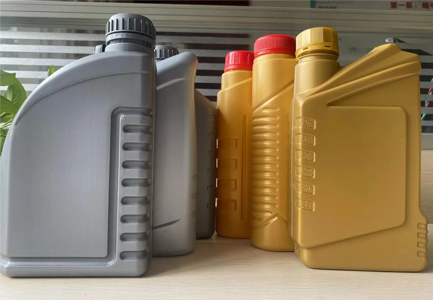 PP Wholesale engine Oil Bottle with Pour Spout empty 1l plastic engine oil bottle