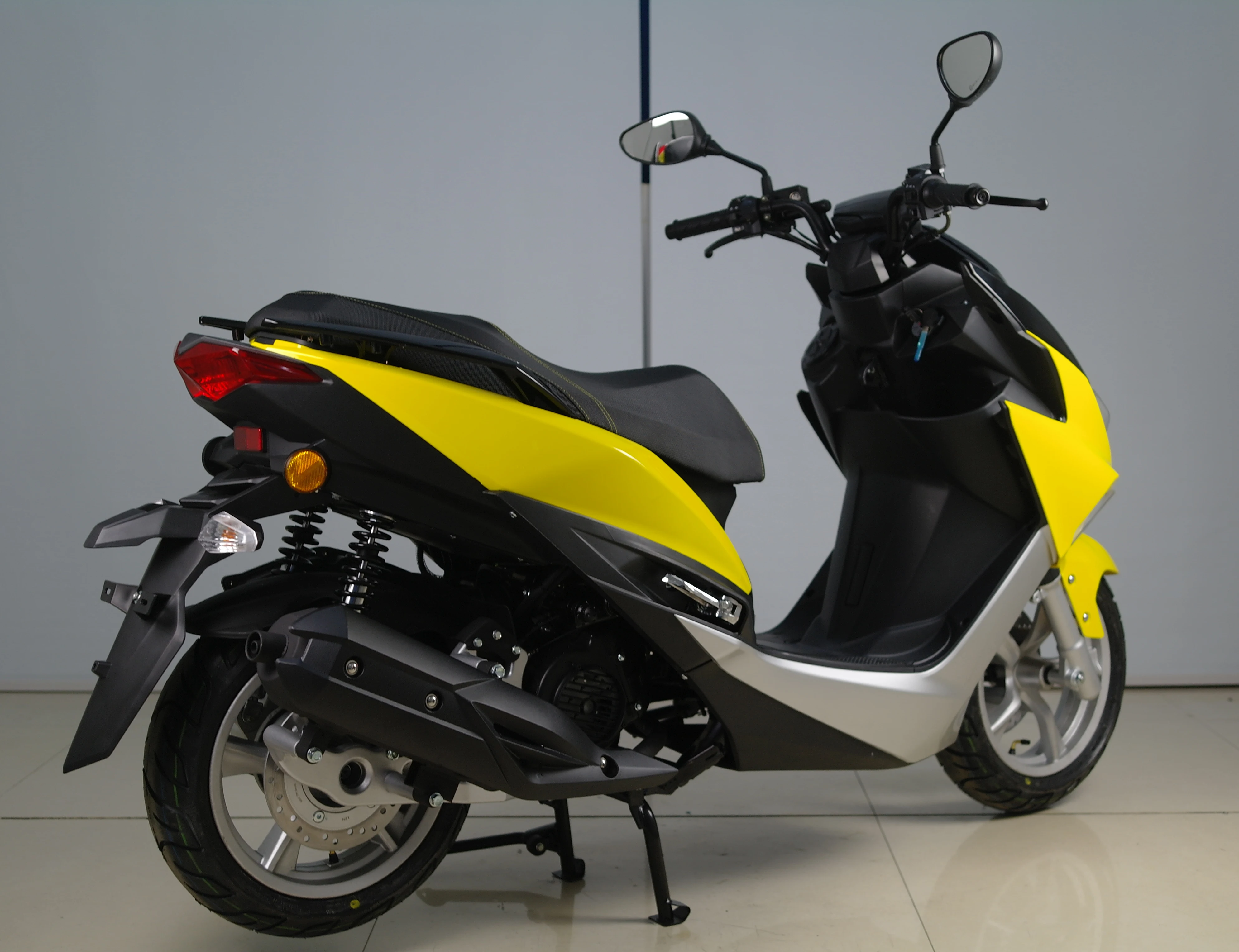 2022 new customized 180cc 125ccc150cc 4 stork gas powered cafe racer motorcycles scooters for adult trike