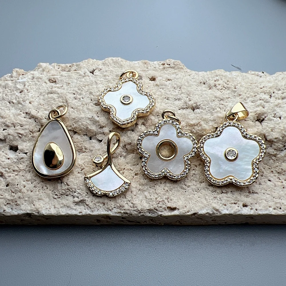 Wholesale Custom Crystal Zircon Natural MOP Mother Pearl Shell Flower Four Leaf Clover Pendants Charms For Jewelry Making