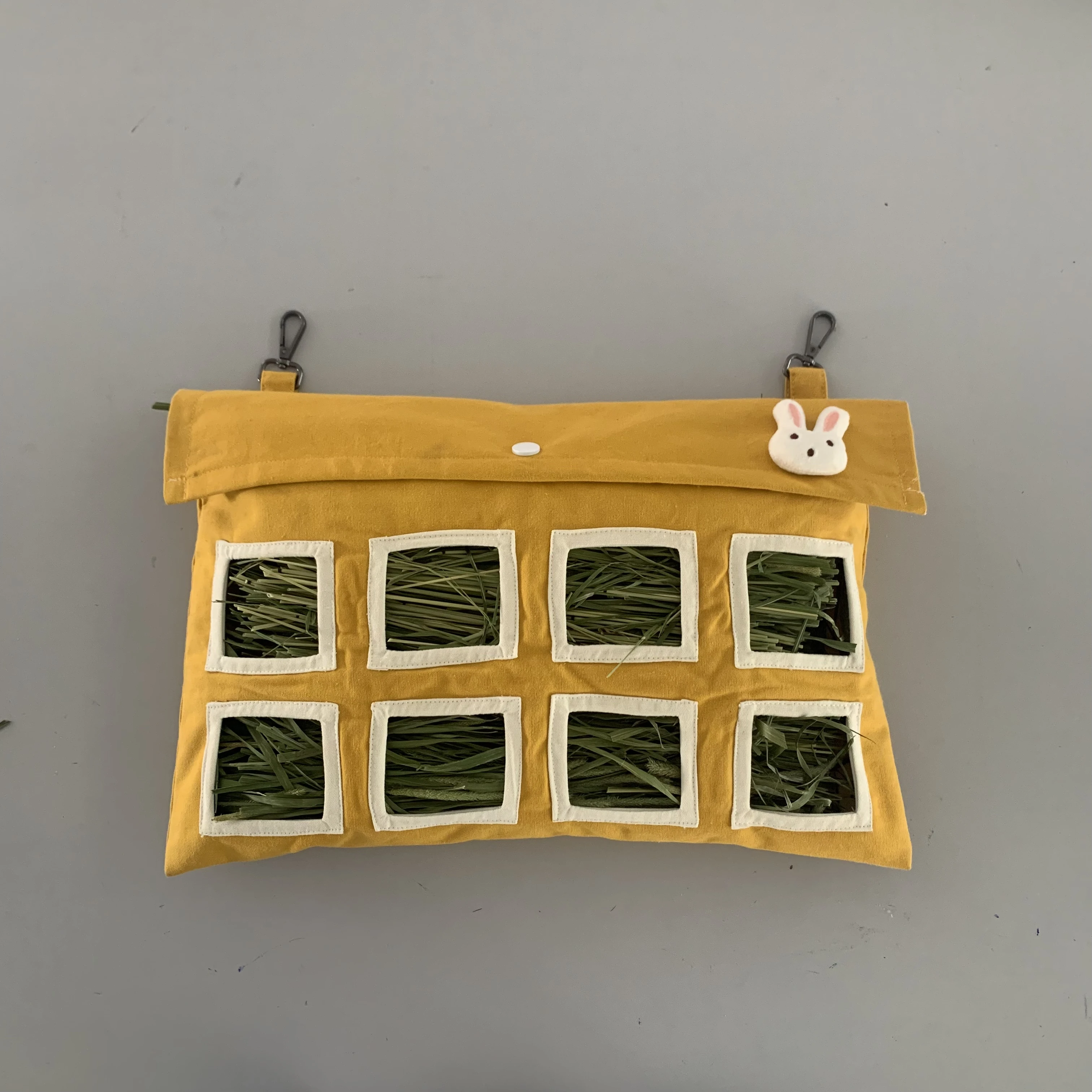 New design super cute safe gnawing resistant small animal hanging hay pet pig feeder storage rabbit feeder Hay Bag