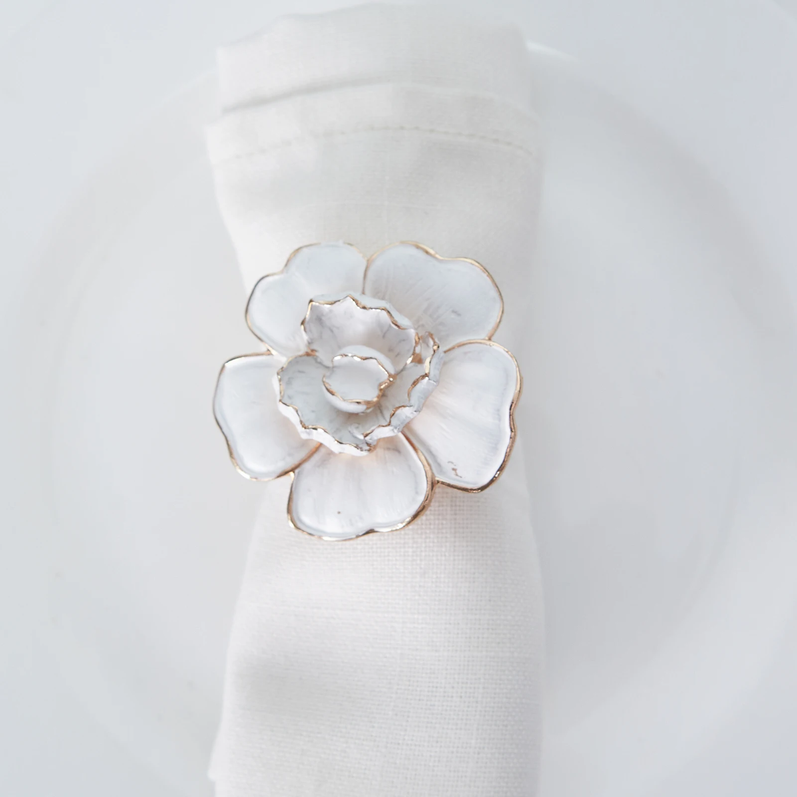 Лидер продаж, кольца для салфеток в форме цветка с жемчугом для украшения свадебного стола