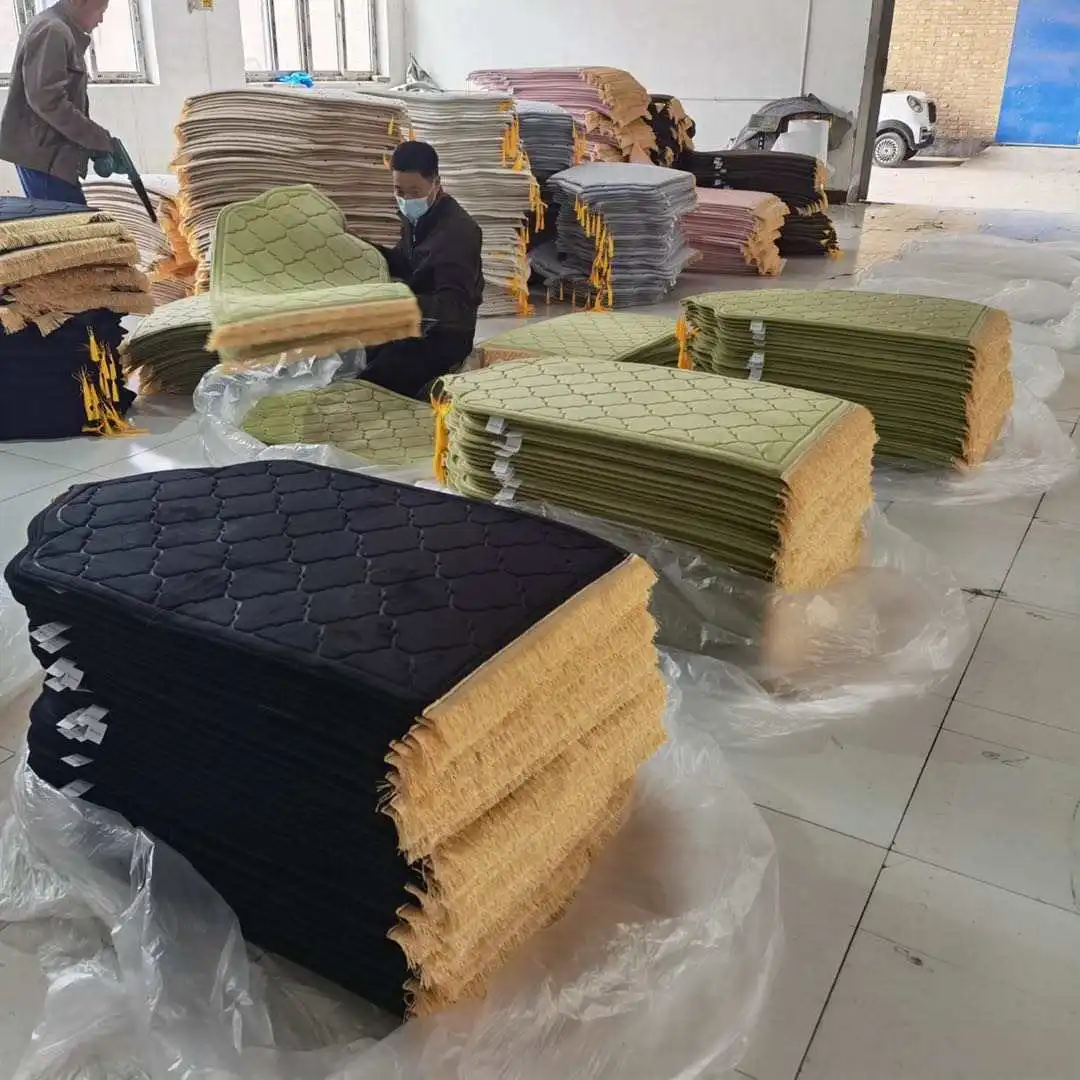 2023 Hot Selling Extra-Thick Prayer mat Muslim Flannel Tassel Carpet  Non-slip Embossed Islamic Prayer Carpet Rug