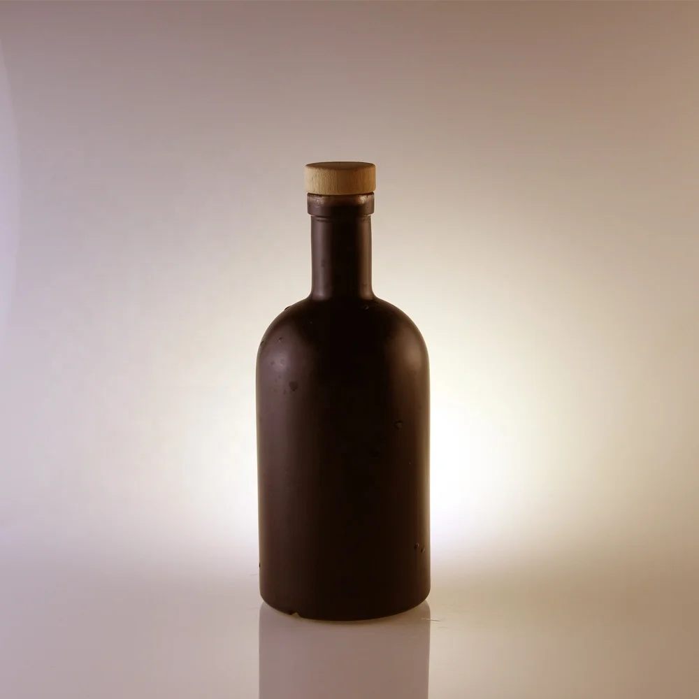 Customized 500ml 750ml empty varnish  vodka tequila liquor glass bottle with cork for export
