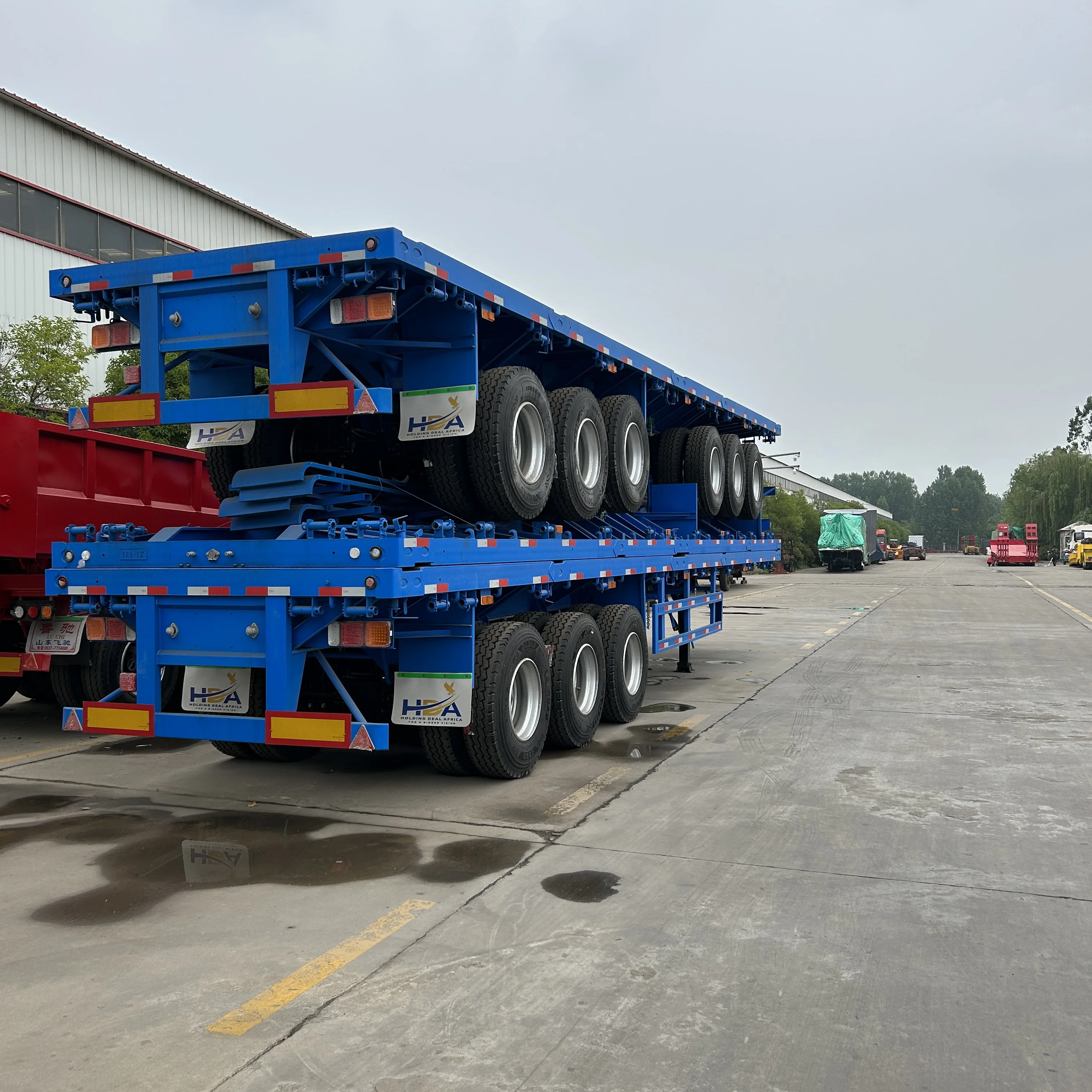 Hot Sale Chinese Special Low Bed Flatbed Truck Flatbed Truck 3 Axles Semi-Trailer Protective Structure