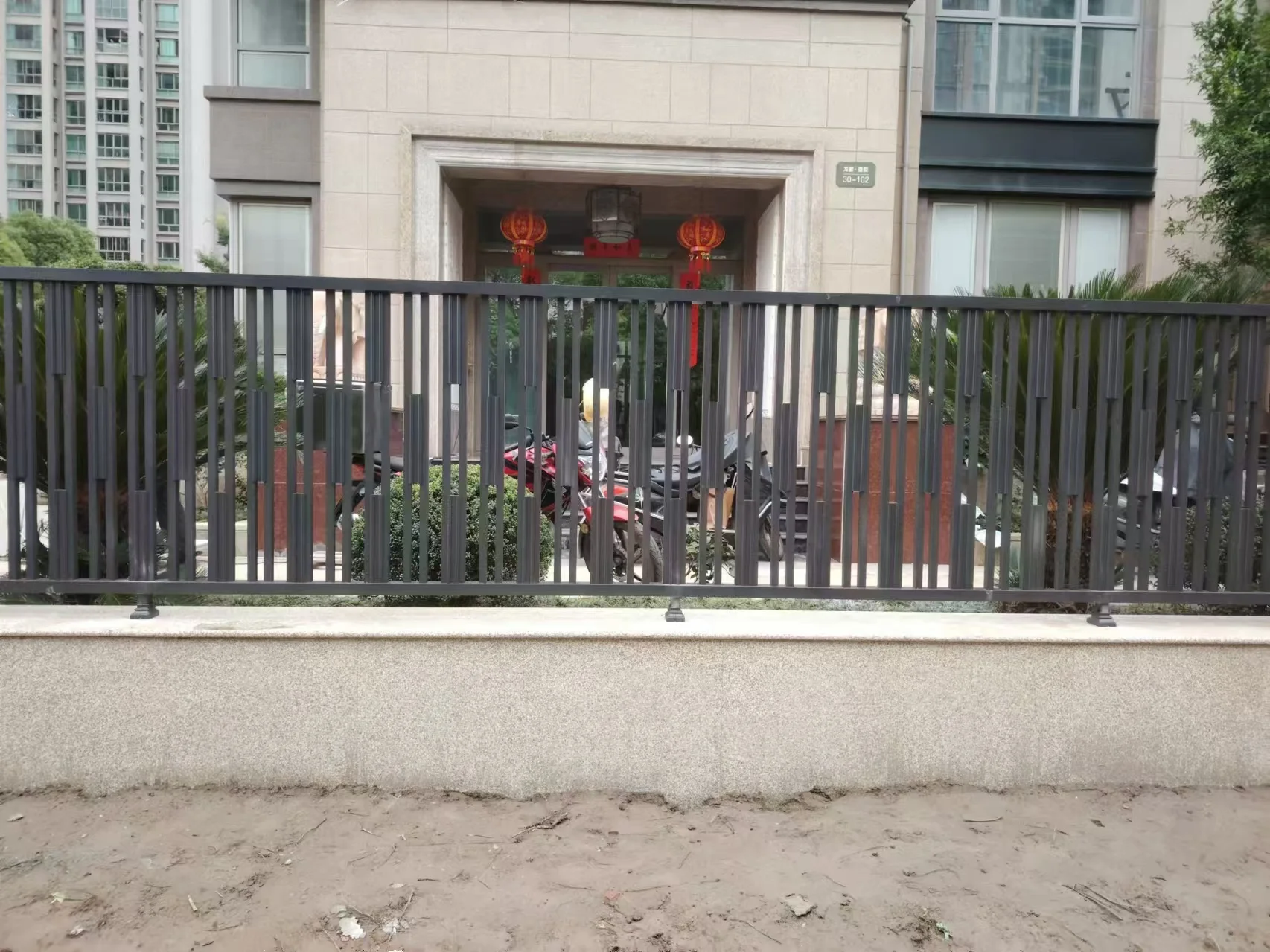 Hot Sale sells custom new outdoor aluminum fences and gate fences