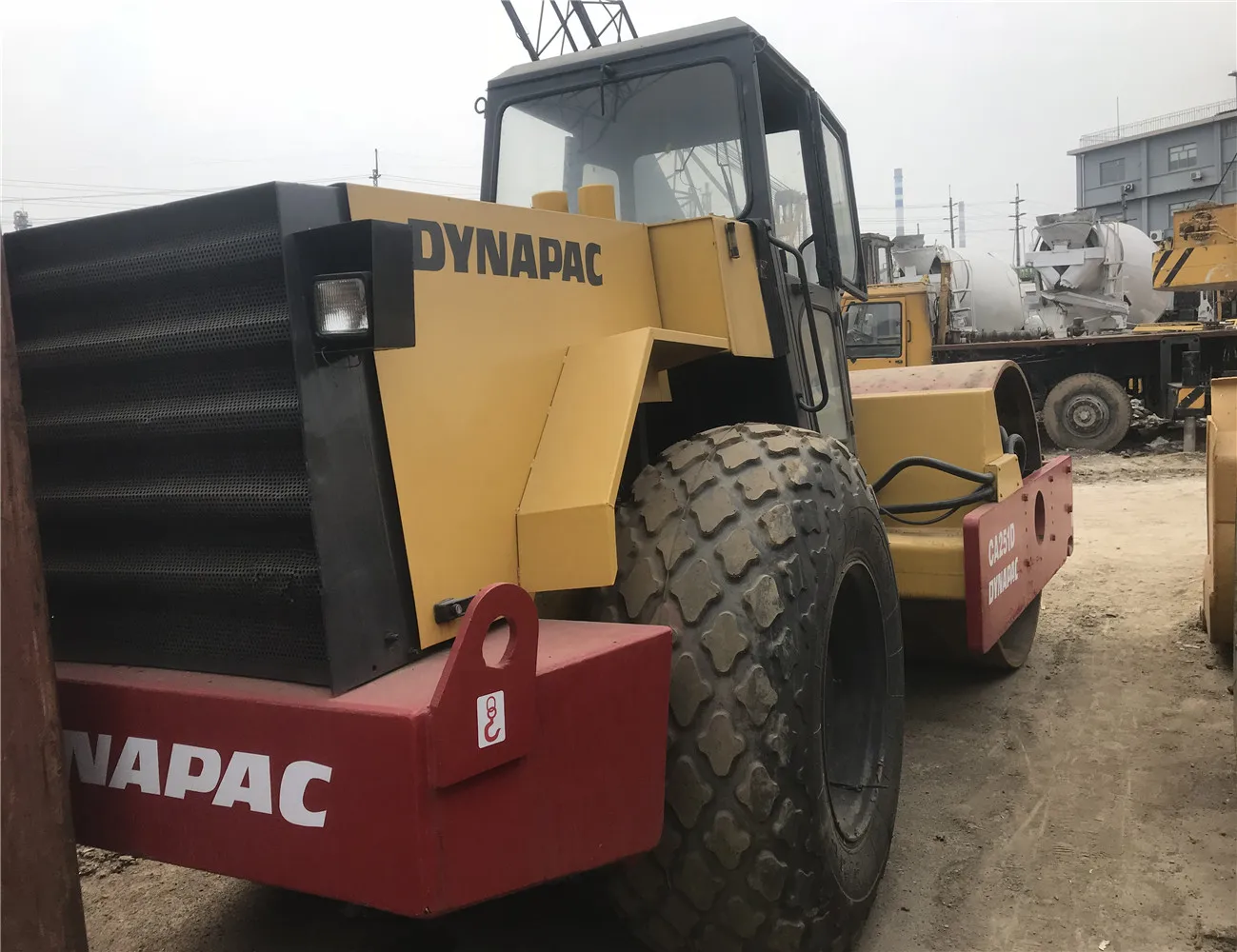 Б/у дорожный строительный аппарат Dynapac CA251 D однобарабанный Вибрационный каток уплотнитель трехколесный вибрирующий