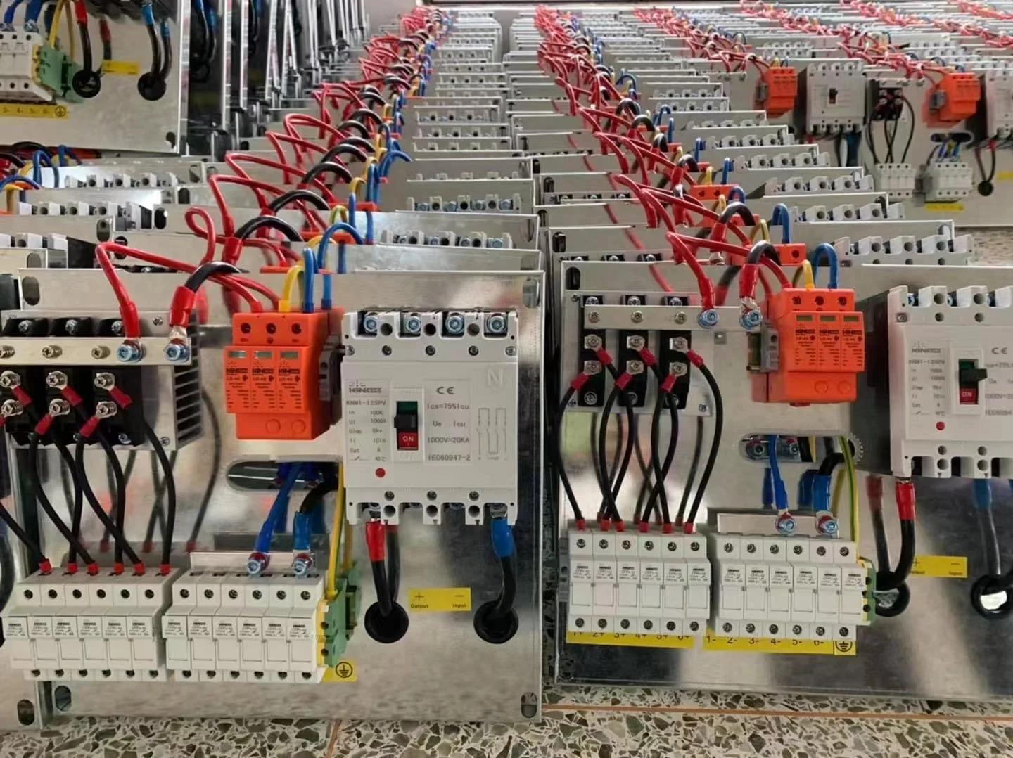 kinee Solar Combiner Box dc ac pv combiner box with 4 string pv dc solar string box