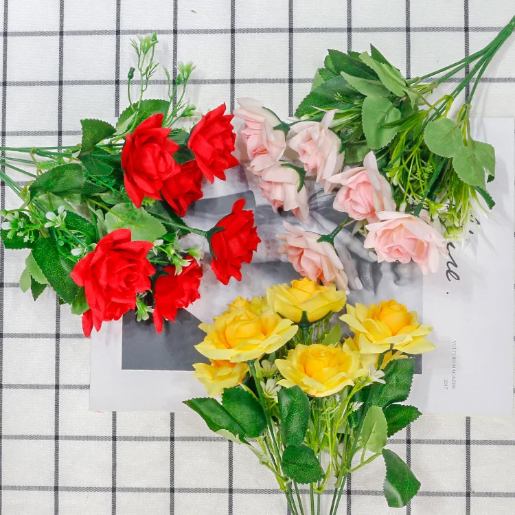 Искусственные цветы для украшения стен