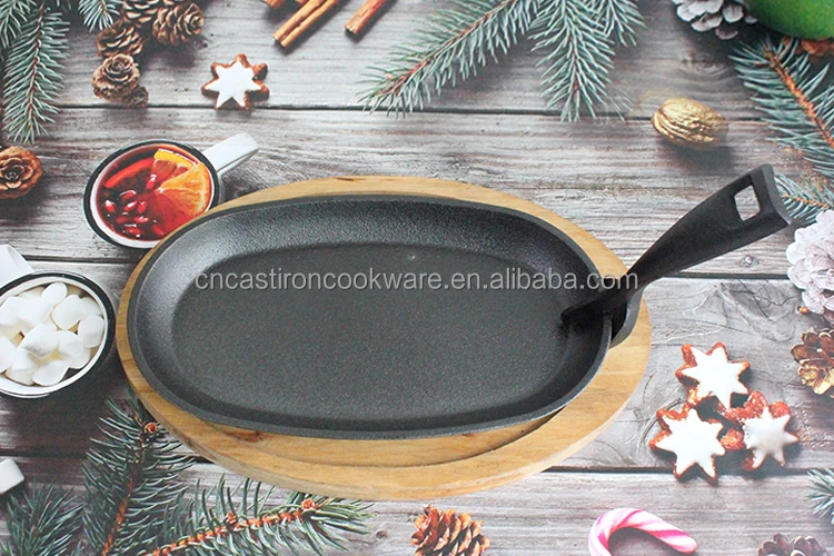 Pre-seasoned cast iron sizzler plate with wooden base hot plate steak sizzling plate with fork
