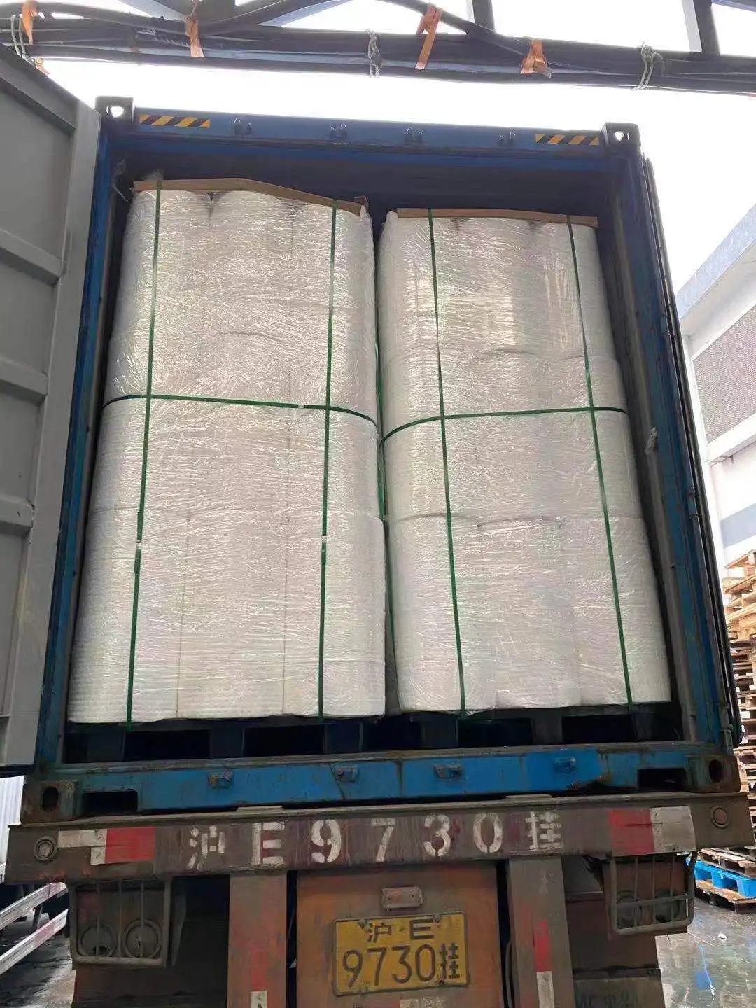 Quickly samples white color perforated oil spill absorbent rolls