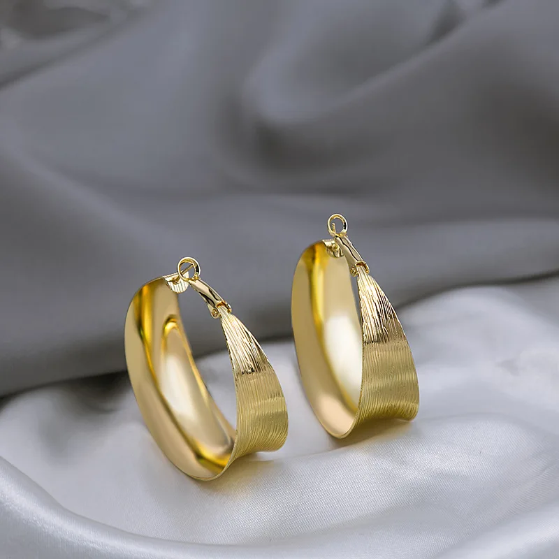 Silver Needle Cold Style Simple Graceful Bracelet Pleated Earrings 2024 New Fashion Personalized High-grade