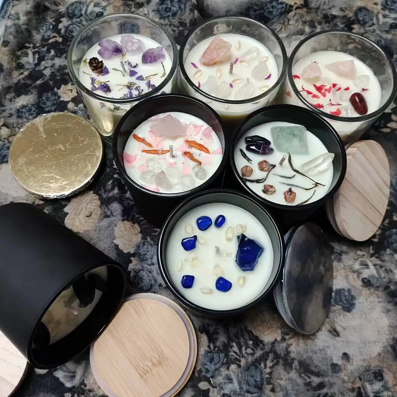 Эфирные масла с сухими цветами и кристаллами