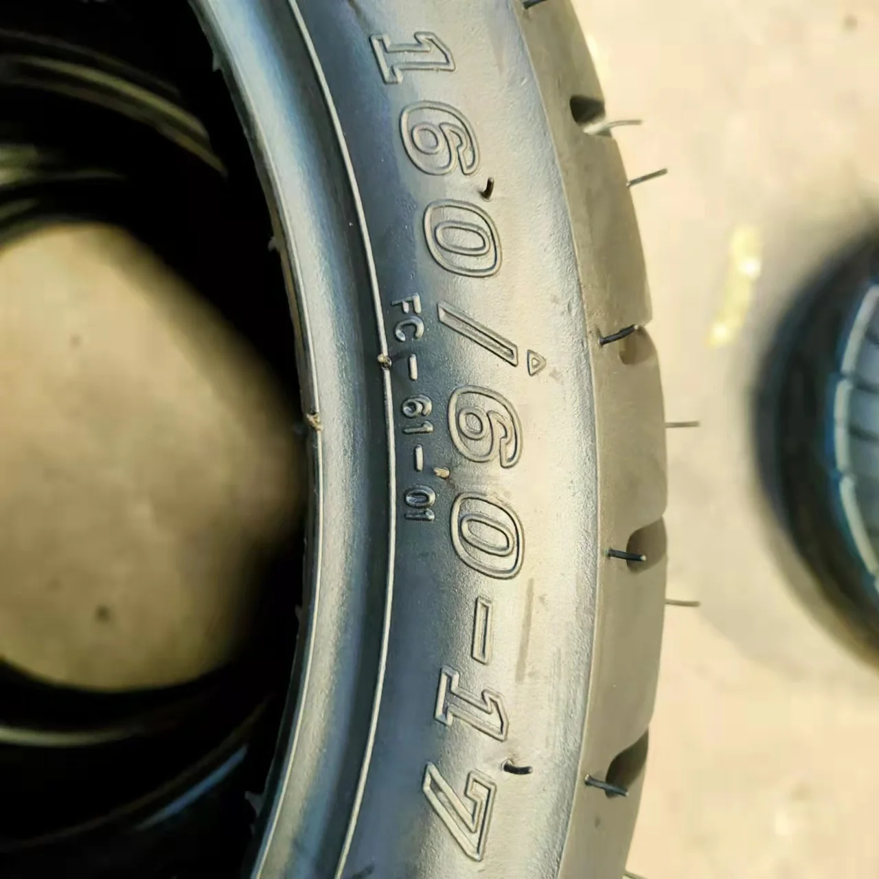 Special Size Motorcycle Tyre 160/60-17 Tubeless Tyre