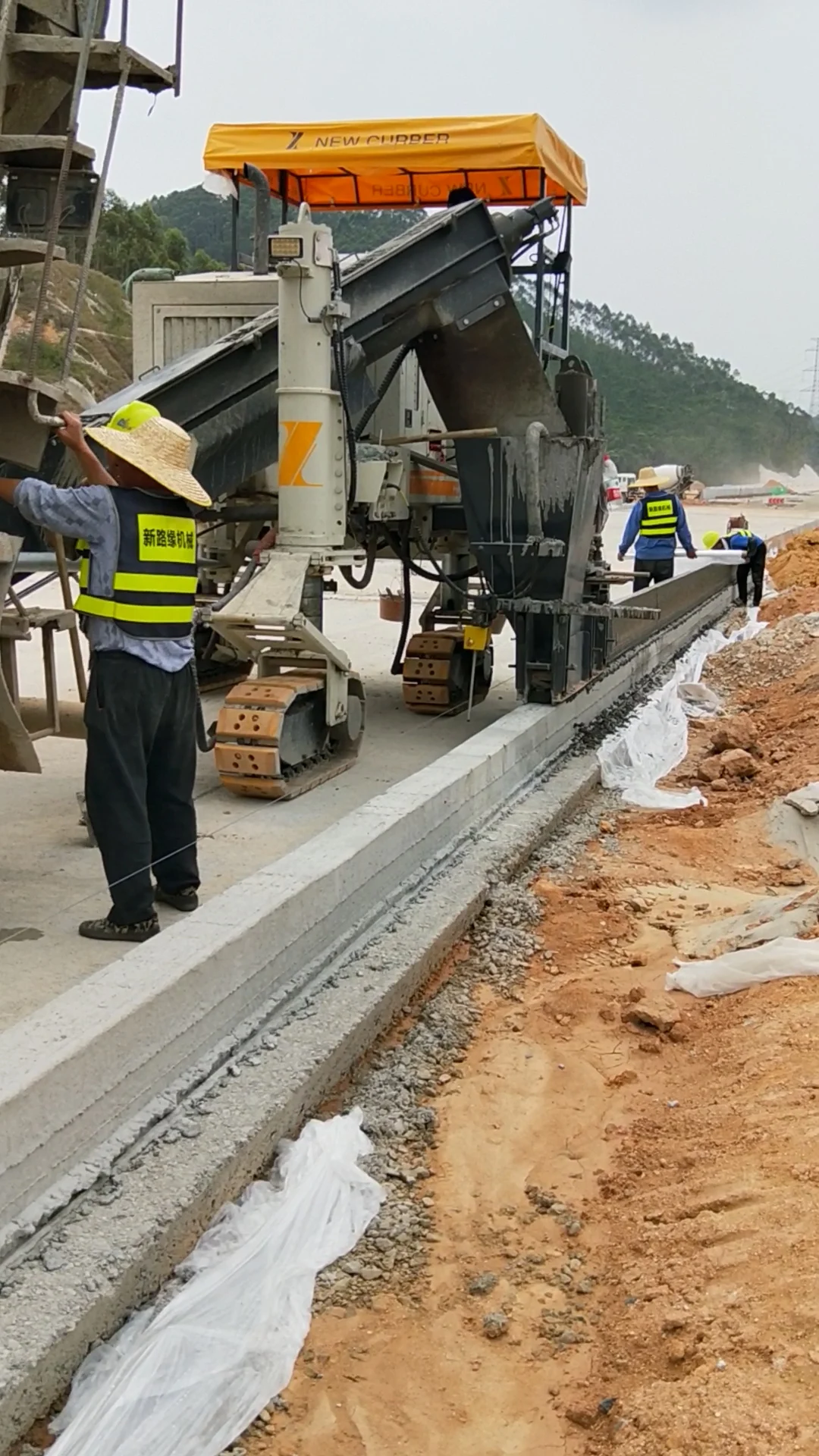 Concrete slip form paver New Design Canal Lining Equipment Concrete road Paver Machine