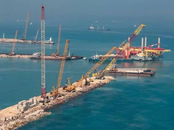 Chinese famous brand lifting machine 300 ton crawler crane truck crane XGC300 within Lifting Machinery